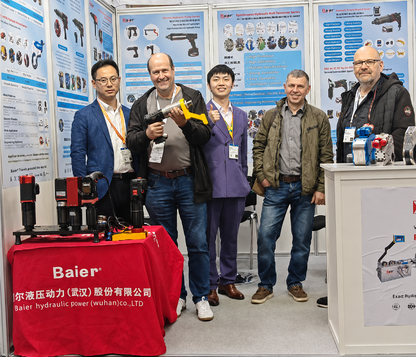 Equipe Baier com clientes globais na Hannover Messe 2026.png