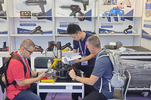 baier-140th-canton-fair-2026-closing-customer-discussion-900x600.jpg